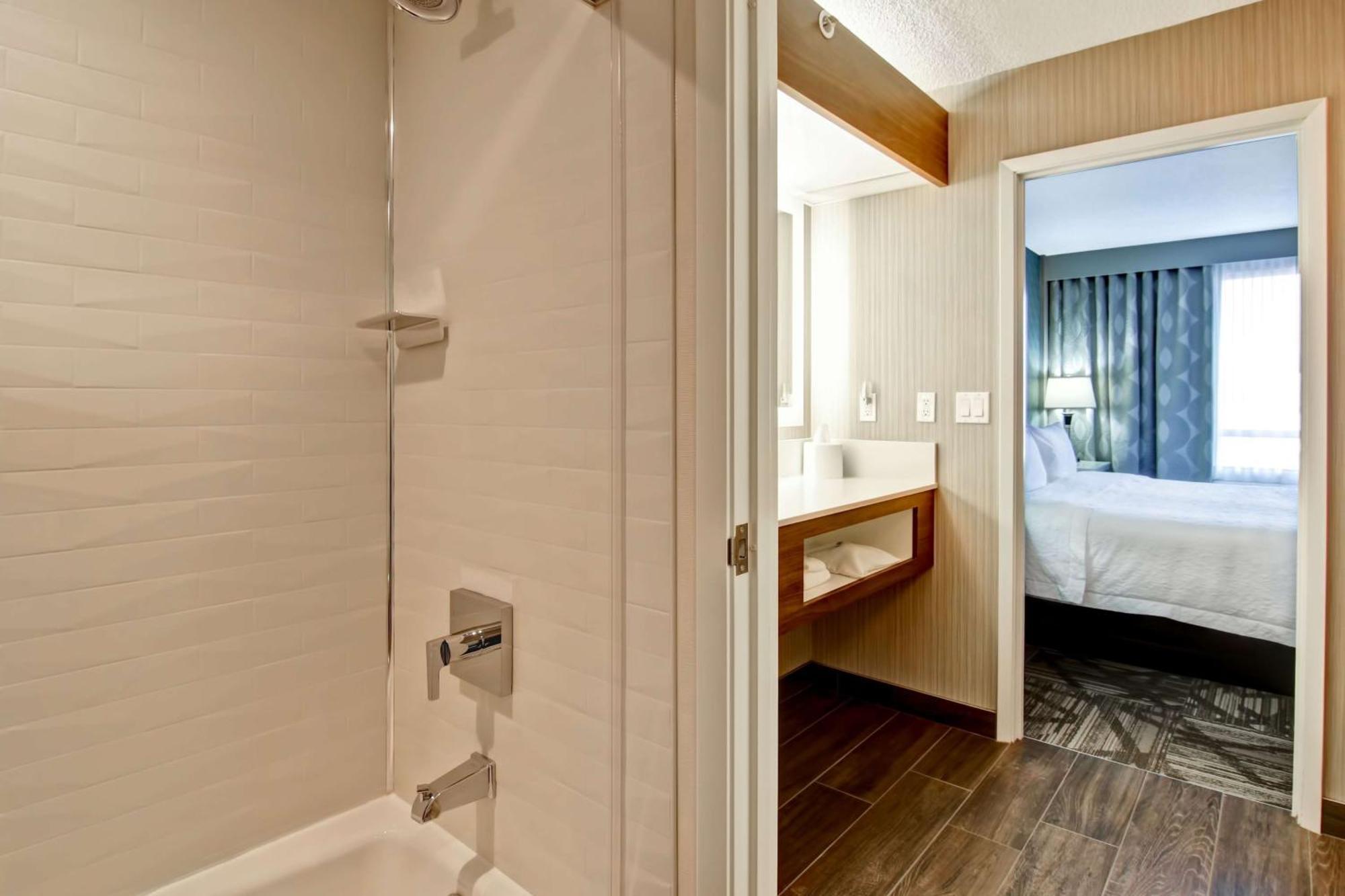 Hampton & By Hilton Calgary-airport Hotel