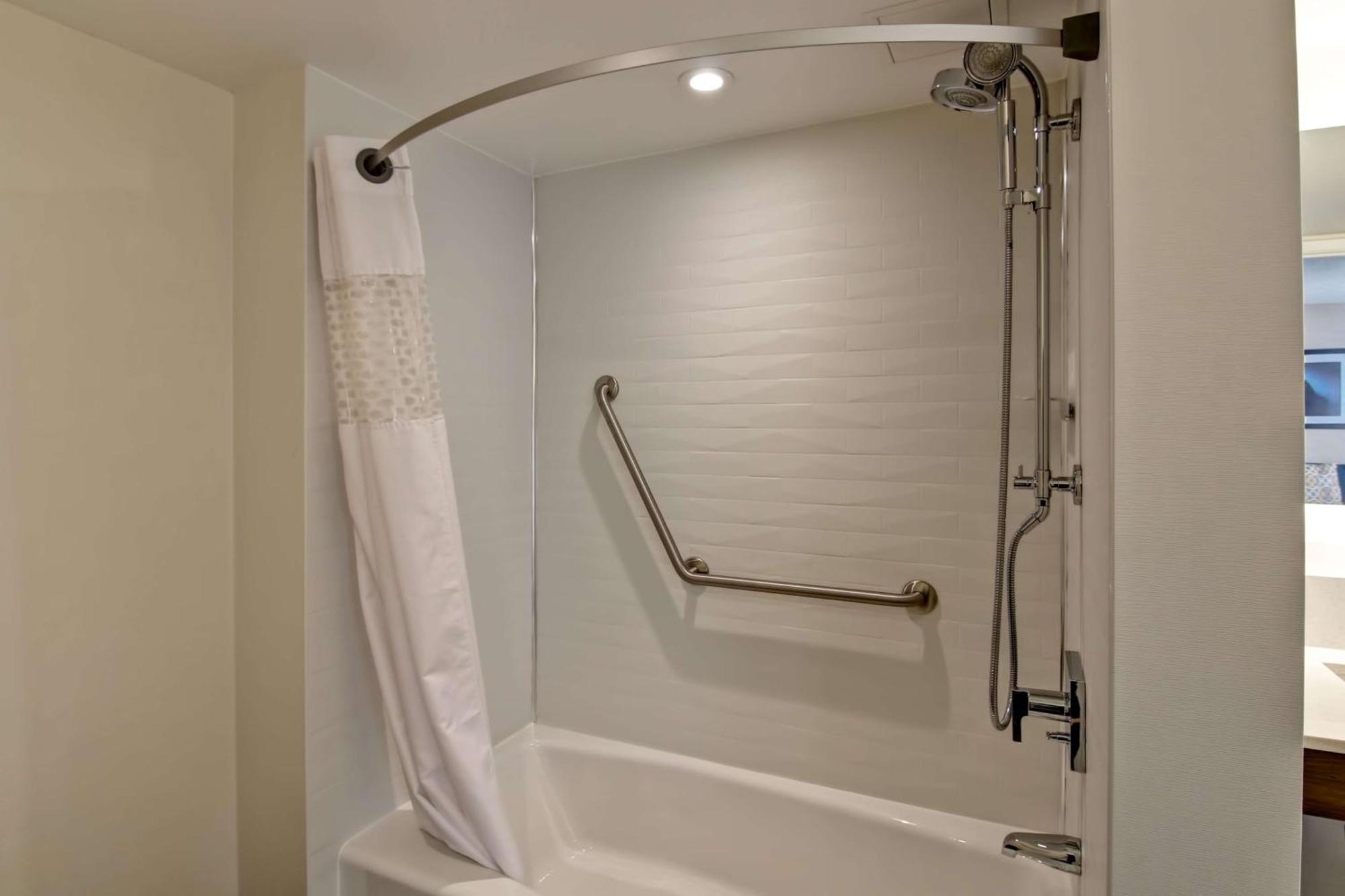 Hampton & By Hilton Calgary-airport Hotel 3*