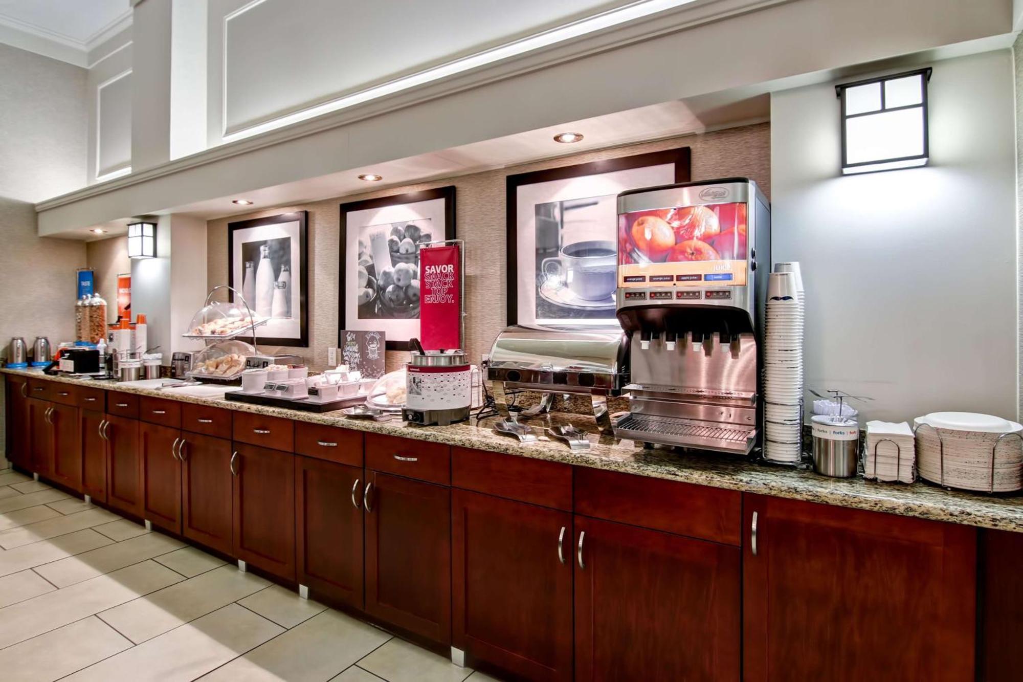 Hotel Hampton & By Hilton Calgary-airport 3*