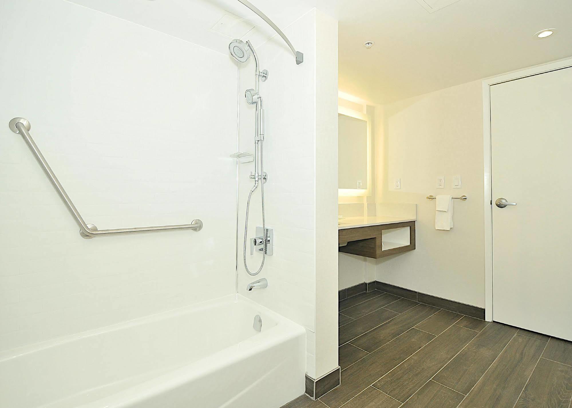 Hampton & By Hilton Calgary-airport Hotel