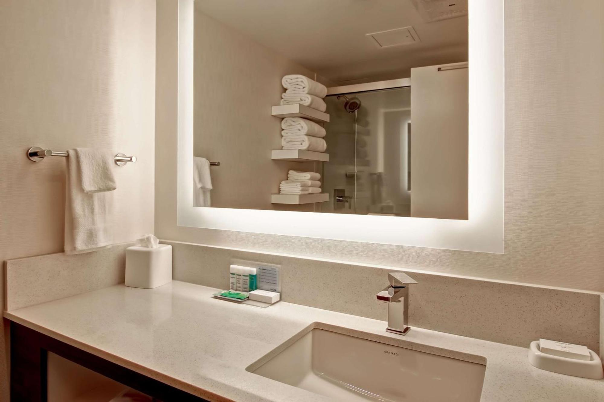 Hotel Hampton & By Hilton Calgary-airport 3*