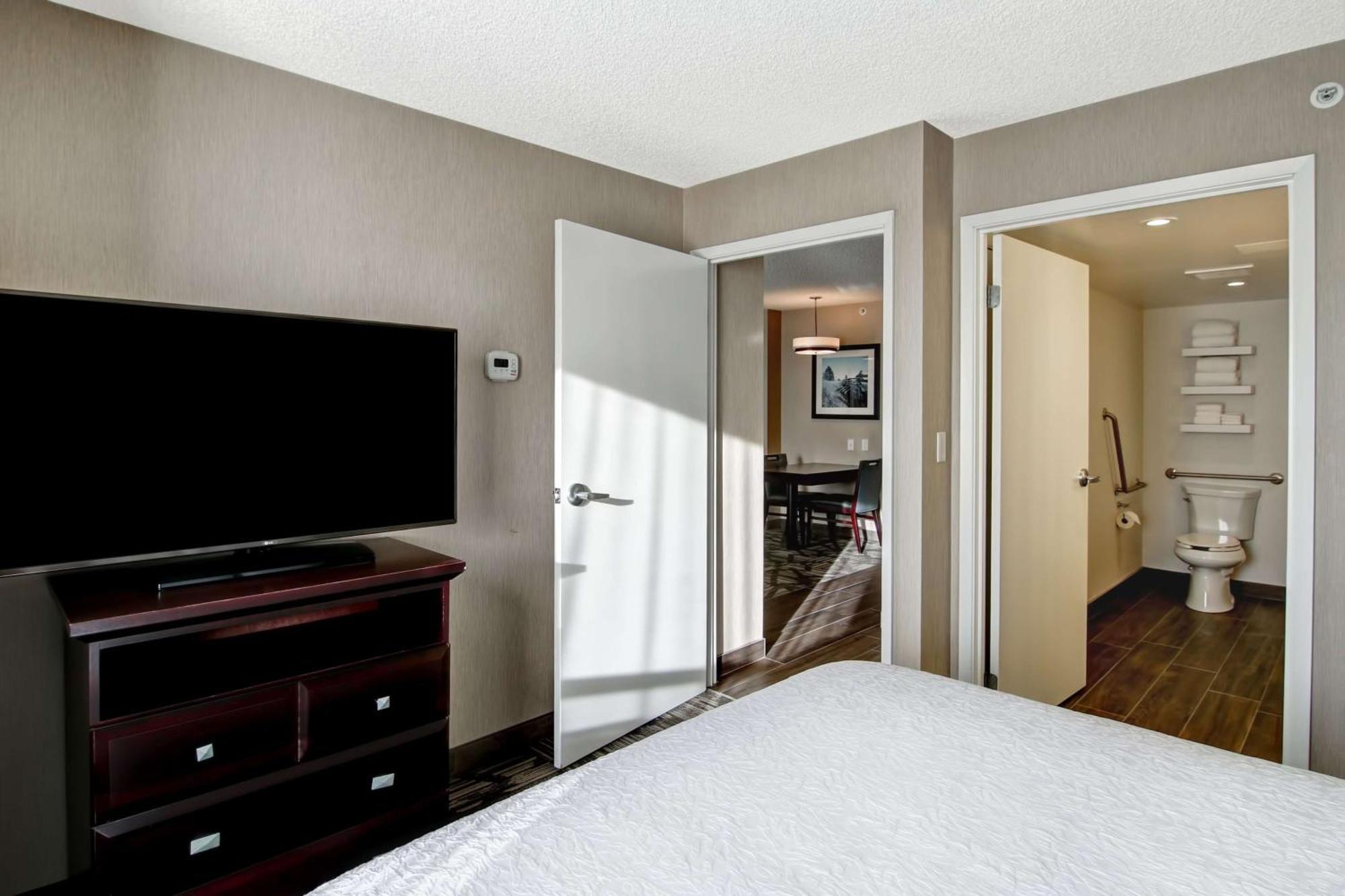 Hotel Hampton & By Hilton Calgary-airport 3*