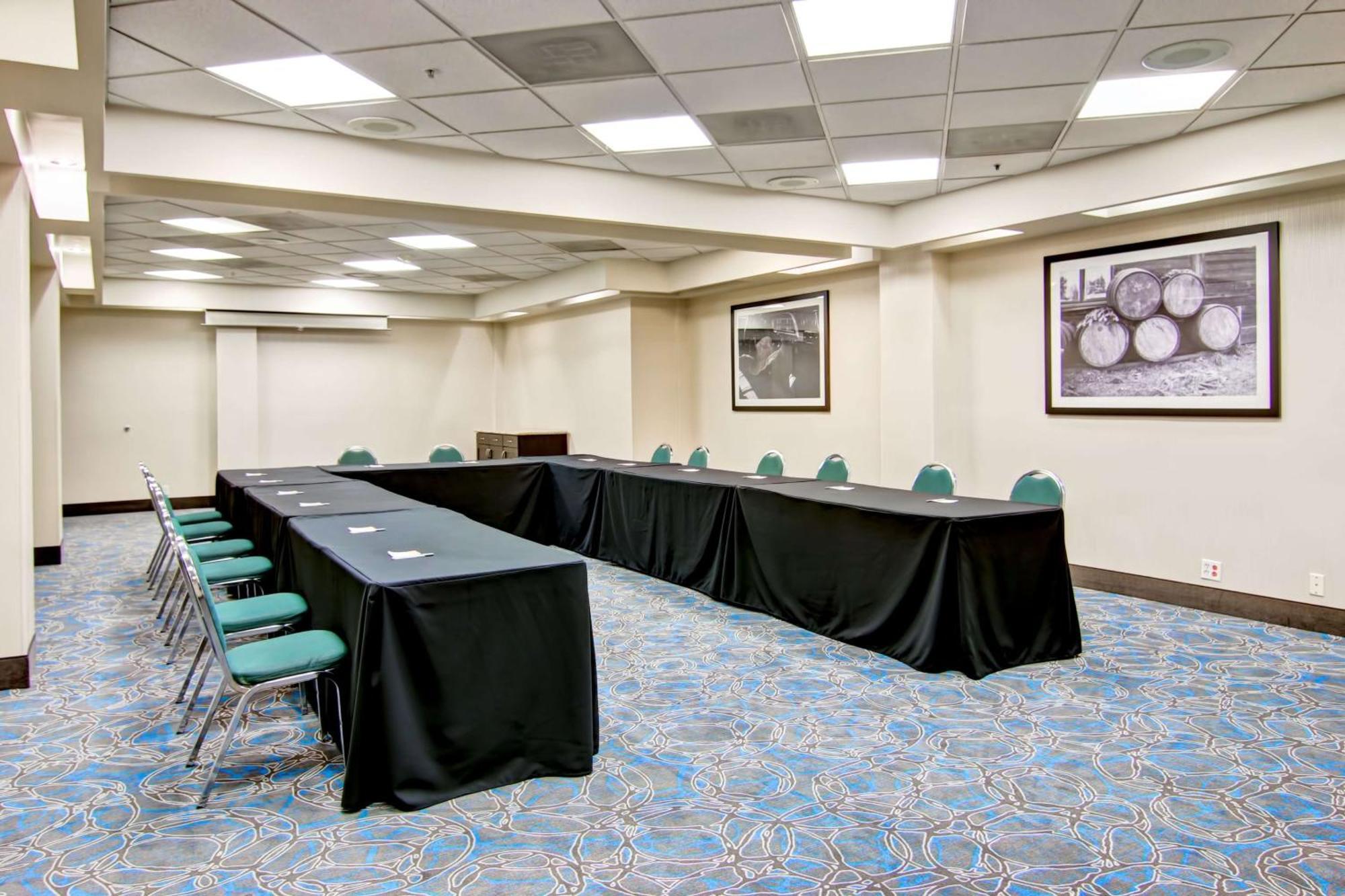 Hotel Hampton & By Hilton Calgary-airport 3*
