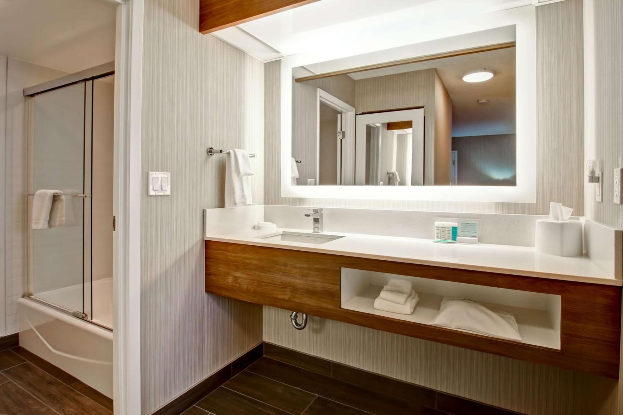 Hampton & By Hilton Calgary-airport 3*