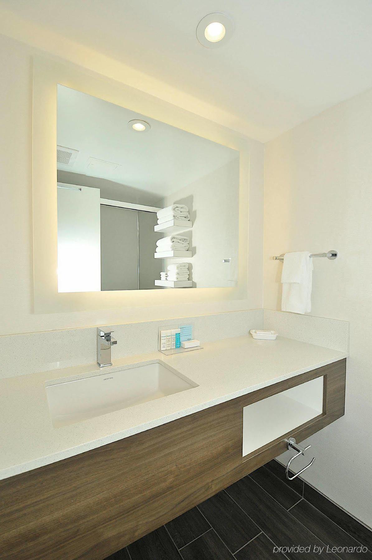 Hotel Hampton & By Hilton Calgary-airport 3*