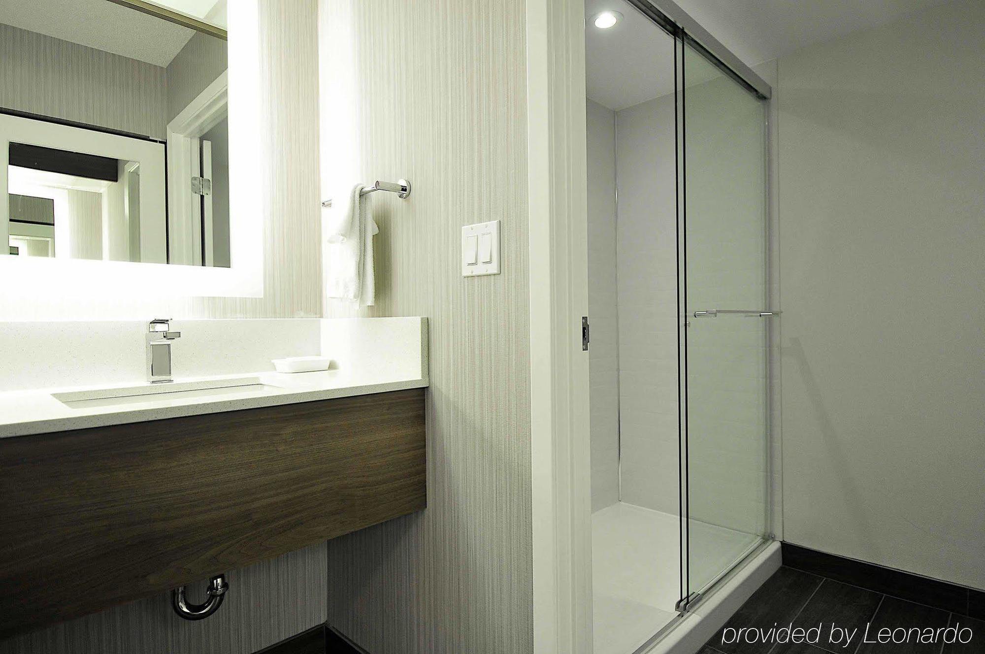 Hampton & By Hilton Calgary-airport Hotel
