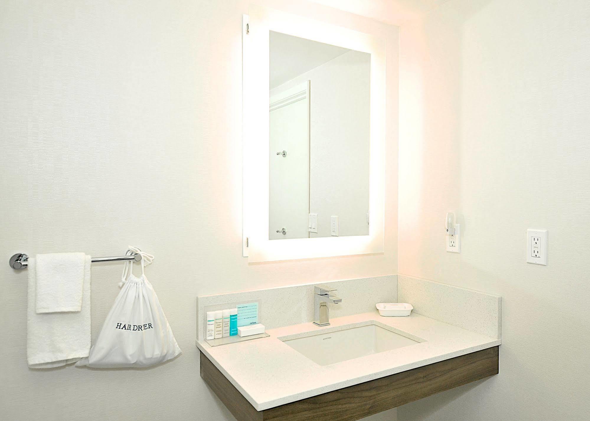 Hampton & By Hilton Calgary-airport